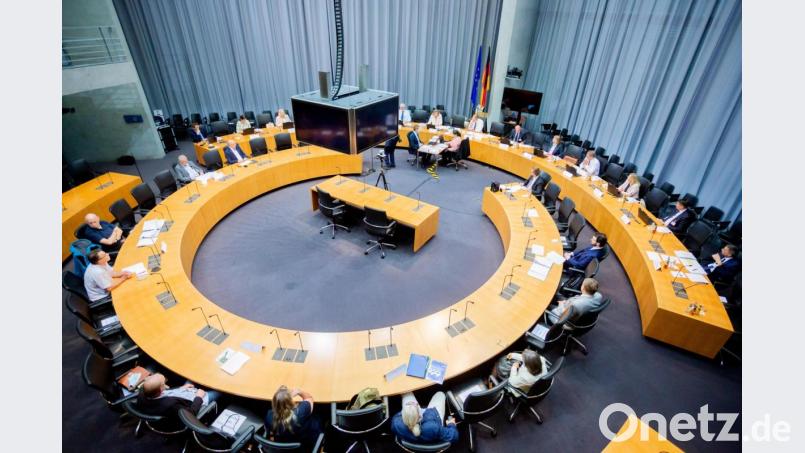 Am 8. und 9. Juli 2021 tagte der Bundeswahlausschuss im Marie-Elisabeth-Lüders-Haus des Deutschen Bundestages. Er lies 53 Parteien zur Bundestagswahl zu. Jetzt sind die Kreiswahlbehörden am Zug. Archivbild: Christoph Soeder