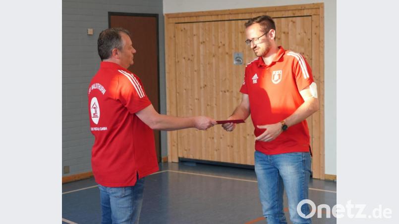 Ein kleines Präsent überreicht der FSV - Vorsitzende Peter Sollfrank (links) an den bisherigen Jugendleiter Roman Klos. Bild: fvo