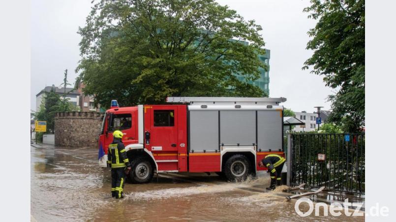 Ein Feuerwehrwagen steht am Seiteneingang des Krankenhauses. Wegen der Hochwasserlage musste am Donnerstag das Krankenhaus in Eschweiler bei Aachen evakuiert werden. Intensivpatienten wurden per Rettungshubschrauber vom Dach abgeholt und in andere Kliniken gebracht, Bild: Ralf Roeger/dpa