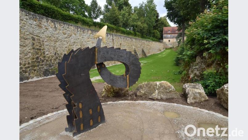 Die bereits aufgebaute Station F mit der Skulptur der Drachenschwanz-Spitze wird künftig die Überschrift „Erze schürfen, Eisen schmieden“ tragen. Bild: Andreas Royer