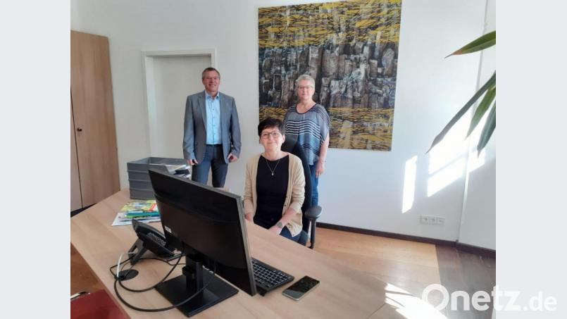 Bürgermeister Reinhard Sollfrank und Dritte Bürgermeisterin Sonja Reichold freuen sich über die Besetzung des Seniorenbüros mit Evi Hofmann, die Parksteiner Senioren bei der Bewältigung ihrer Probleme zur Seite steht. Bild: bey