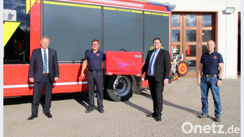 Bei der Übergabe des Rauchverschlusses (von links): Thomas Neukam, Sven Zocher, Tobias Wild und Michael Schmidt. Bild: jma