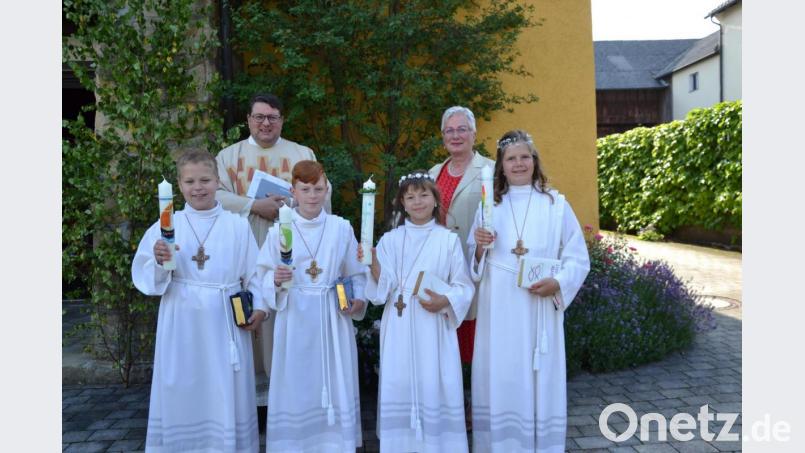Vier Kinder empfingen erstmals die Heilige Kommunion aus den Händen von Pfarrer Klösel. Den Erstkommunionkindern gratulierte die Rektorin Ulrike Uhlemann. Bild: gi