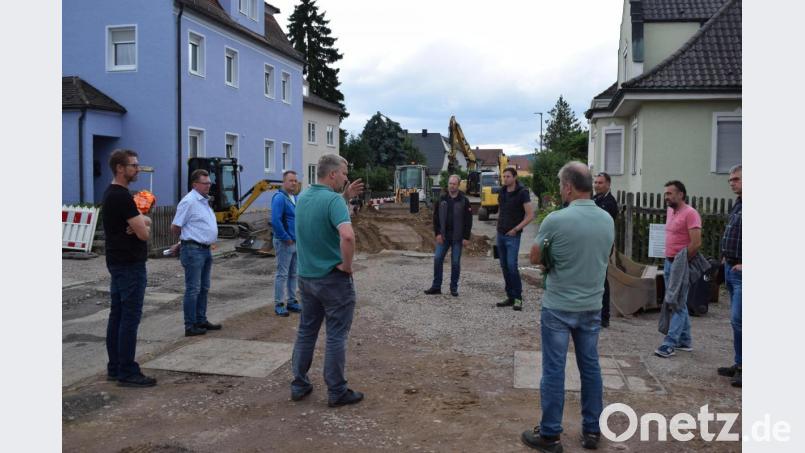 Der Bau- und Umweltausschuss macht sich ein Bild vom Fortgang der Bauarbeiten in der Bahnhofstraße. Bisher läuft alles nach Plan. Bild: bnr
