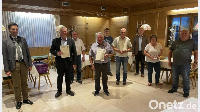 Josef Beck (Zweiter von links) bleibt Chef bei der CSU Püchersreuth. Zusammen mit Kreisvorsitzendem Stephan Oetzinger ehrte er langjährige Mitglieder. Bild: bgm