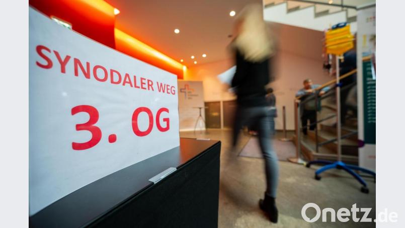 Eine Frau geht zur ersten Veranstaltung &quot;Synodaler Weg&quot; im Haus am Dom in Frankfurt. Der Auftakt fand vor eineinhalb Jahren im Februar in Frankfurt statt. Archivbild: Andreas Arnold/dpa
