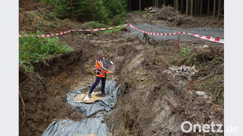 Bauleiter Martin Bergmann vermisst eine der vier Quellfassungen. Bild: bkr