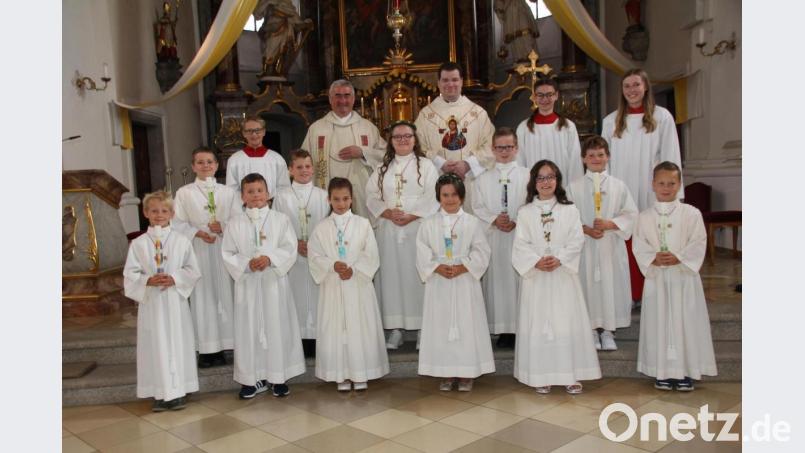 Elf Mädchen und Buben durften am Samstag in der Stadtpfarrkirche Oberviechtach zum ersten Mal dem Leib Christi empfangen. Bild: frd