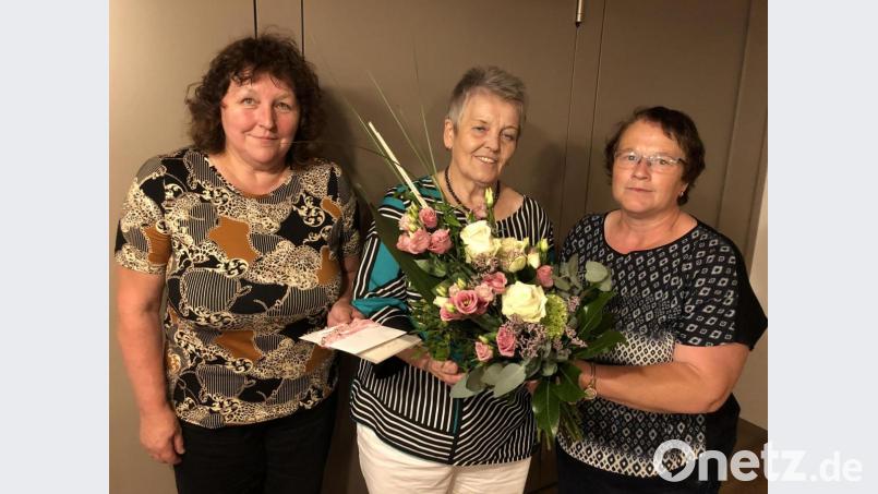 Christina Schwarz (Mitte) zieht sich nach über sieben Jahren von der KDFB-Spitze zurück. Christa Fritsch (rechts) und Monika Schwarz (links) dankten ihr mit einem Blumenstrauß. Bild: ga