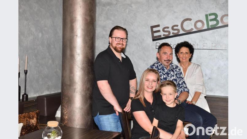 Für die Beseitigung eines weiteren Leerstands in Waidhaus stehen &quot;EssCoBar&quot;-Betreiber Michael und Sabine Braun mit Sohn Luca. Im Hintergrund die beiden Vorbesitzer Arthur Pflaum und Christl Schücker-Pflaum. Bild: fjo
