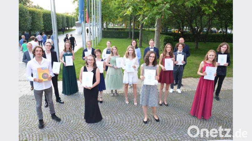 16 Abiturienten haben ihre Allgemeine Hochschulreife am Augustinus-Gymnasium mit der Note sehr gut bestanden. Bild: Kunz