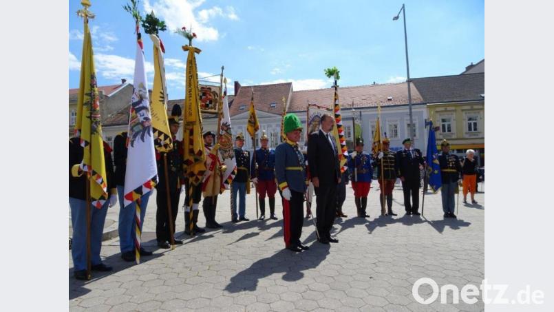 Geburtstagsgratulation für Seine Kaiserliche Königliche Hoheit Karl von Habsburg (rechts) durch Generalmajor iTR Michael Blaha Präsident der UEWHG (links) und einem Teil der der Fahnenabordnungen. Bild: Härtl/exb