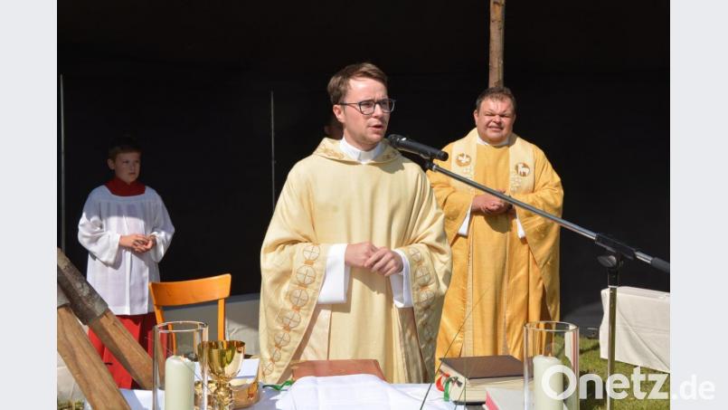 Neupriester Bastian Neumann (Mitte) erteilte am Ende der Messe den Primizsegen. Rechts im Bild Kaplan Daniel Schmid. Bild: jr