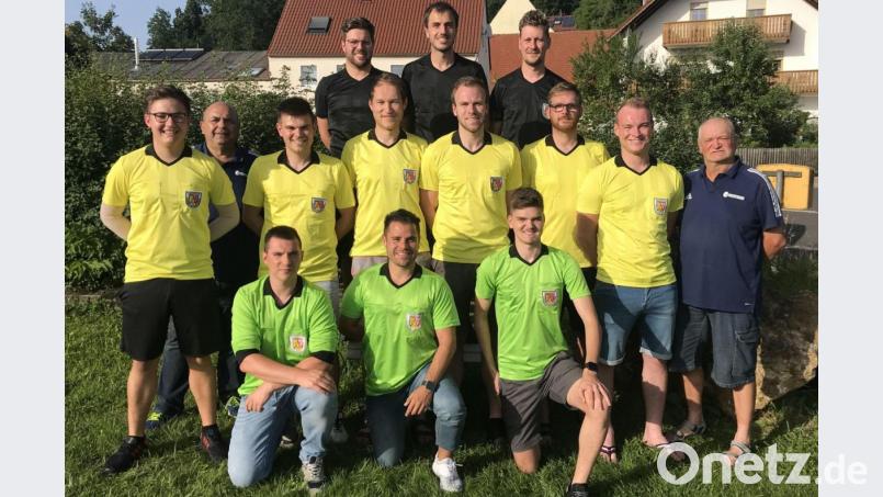 Die höherklassig pfeifenden Schiedsrichter der Gruppe Amberg sind bereit für die neue Saison. Hinten von links Benjamin Mignon, Thomas Ehrnsperger und Matthias Kraus, (in der Mitte von links) Matthias Zahn, Jonas Kohn, Tim Schuller, Julian Roidl, Manuel Röhrer, Moritz Fischer, (vorne von links) Sergej Aleschko, Adrian Kohn und Lukas Schwendner sowie Lehrwart Walter Schimpke (rechts) und Obmann Thomas Gebele (Mitte Zweiter von links). Bild: gel
