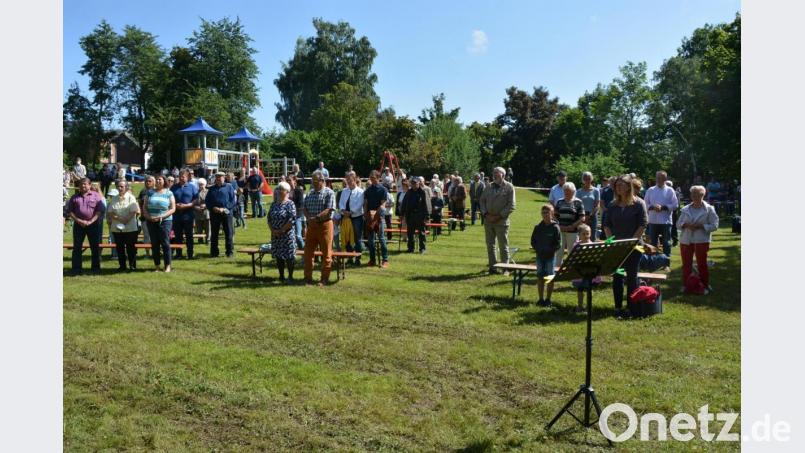 Rund 200 Gläubige waren zu einer Nachprimiz-Feier in den Mitterteicher Stadtpark gekommen. Bild: jr