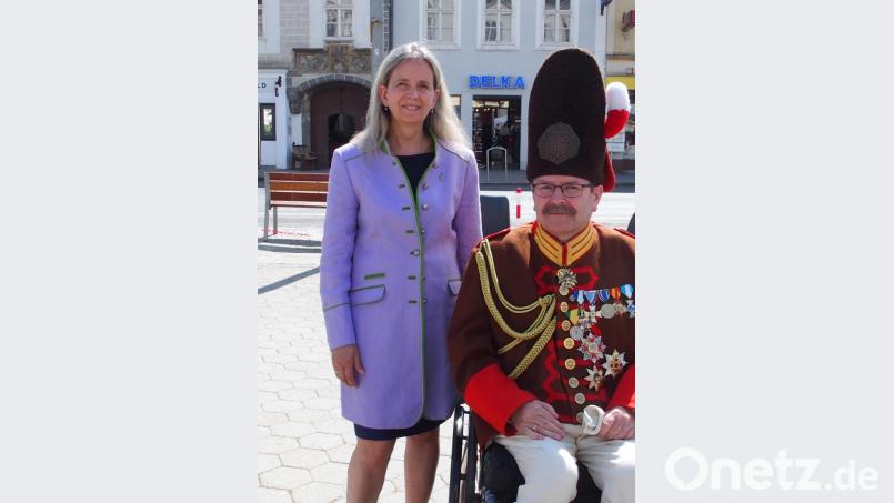 Nach dem Lockdown freuten sich Ihre Kaiserliche Königliche Hoheit Camila von Habsburg und Oberstleutnant in Tradition Hans über das Wiedersehen bei der Kaiserparade. Bild: Härtl/exb