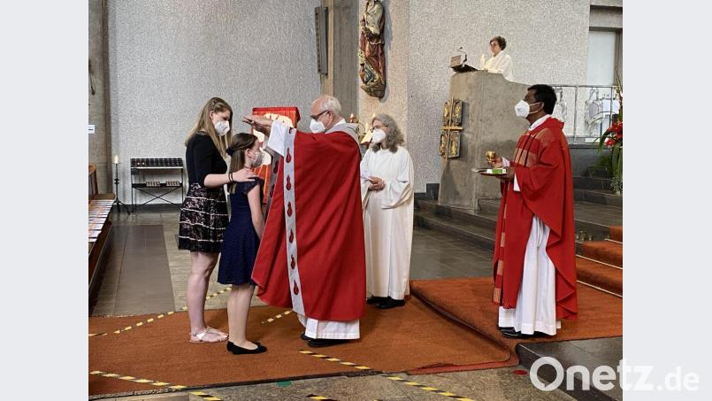 Domdekan Prälat Johann Neumüller spendet insgesamt 61 Jugendlichen die Firmung in St. Elisabeth. Bild: exb