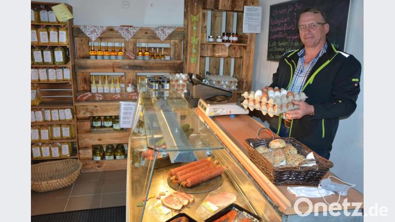Michael Bockisch verkauft in seinem Hofladen in Trevesen auch frische Eier. Die bayernweiter Traktor-Tour des Bauernverbands machte Station bei ihm, um für regionale Lebensmittel zu werben. Bild: jr