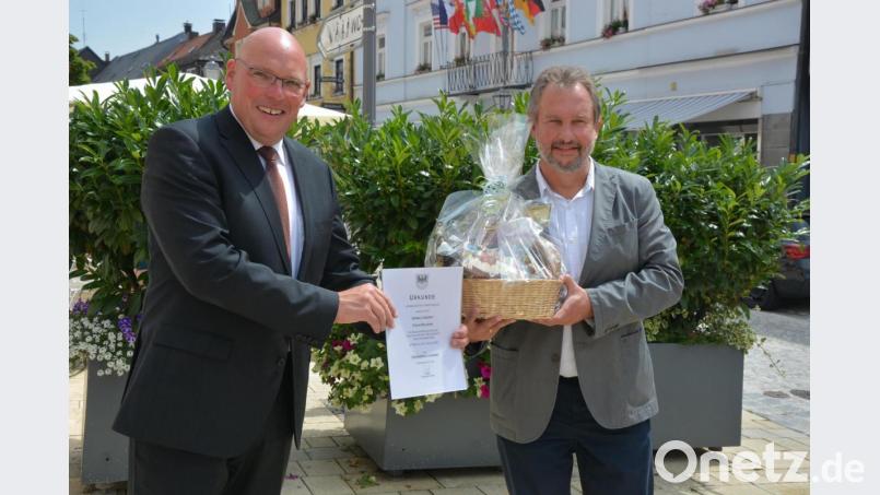 Seit 1. Juli leitet Stefan Walberer (rechts) das Hauptamt der Stadt Marktredwitz. Oberbürgermeister Oliver Weigel gratulierte dem Oberverwaltungsrat mit einem Korb italienischer Spezialitäten. Bild: jr