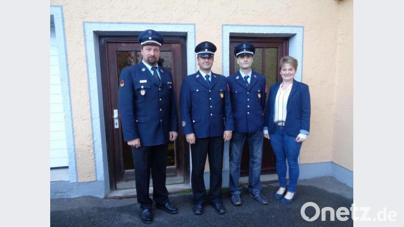 Kreisbrandmeister Peter Killermann (links) , und Bürgermeisterin Sonja Meier (rechts) gratulierten Kommandant Josef Wutz (Zweiter von links) und Stellvertreter Jens Knittel (Zweiter von rechts) zur Wiederwahl. Bild: amö