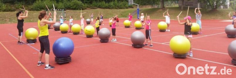 Trommelwirbel steht auch heuer wieder an beim Ferienprogramm der Gemeinde Neusorg, das Jugendbeauftragte Alexandra Mark-Sischka organisiert hat. Bild: öt