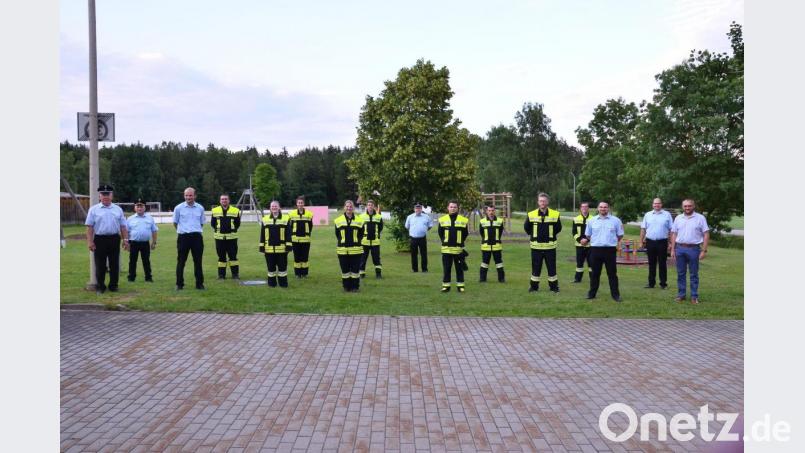 Vor allem Kreisbrandmeister Thomas Kleber (Bildmitte, im Hintergrund) lobt die exzellente Leistung seiner Nachbarwehr bei der jüngsten Leistungsabnahme. Bild: fjo