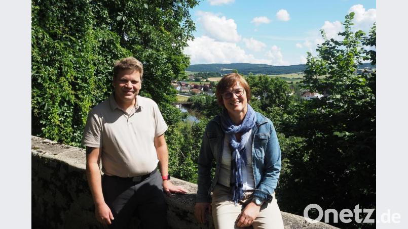 Marko Pammer ist begeistert von der Stadt Nabburg und teilt mit seiner Vorgängerin in der Tourist-Info, Martina Hölzl, auch das Faible für den Zwingerweg, wo mehrere Bänke und die Aussicht aufs Naabtal zu einer Pause einladen. Bild: bl