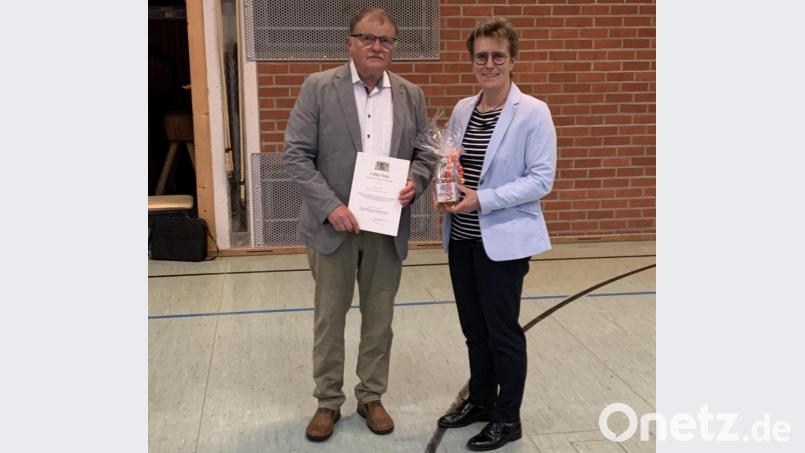 Herbert Mattes erhielt für sein langjähriges Engagement in der Kommunalpolitik eine von Staatsminister Joachim Herrmann unterzeichnete Urkunde, die Bürgermeisterin Marion Höcht überreichte. Bild: ner