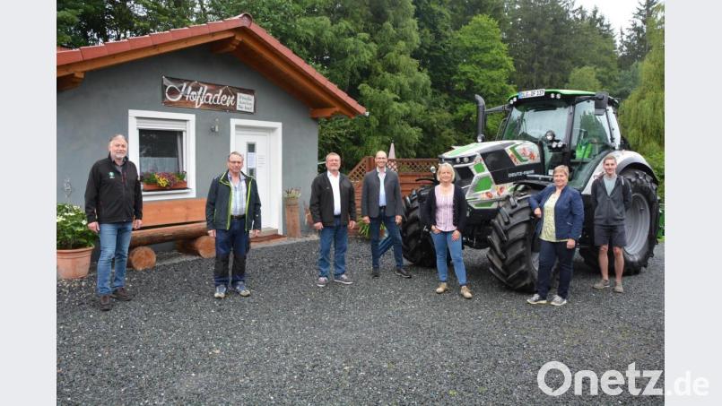 Die Traktor-Tour des Bayerischen Bauernverbandes machte am Geflügelhof Bockisch in Trevesen Halt. Mit dabei waren (von links) BBV-Geschäftsführer Ulrich Härtl, Landwirt und Direktvermarkter Michael Bockisch, die Kreisbauernverbandsobmänner Josef Fütterer (Neustadt/WN) und Ely Eibisch (Tirschenreuth), die Kreisbäuerinnen Josefine Kick und Irmgard Zintl, sowie Praktikant Johannes Kleber (BBV-Geschäftsstelle). Bild: jr