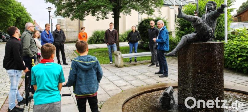 Bürgermeister Johannes Reger und Jugendbeauftragter Martin Kastner (von rechts) kamen mit den Jugendlichen über ihre Ideen und Wünsche ins Gespräch. Bild: njn