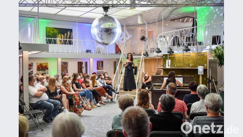 Schöne Musik, schöne Frauen, schönes Ambiente: Dieser Dreiklang prägte die drei Veranstaltungen zur Einweihung des neuen Kunst- und Kulturtreffpunkts im ehemaligen Modehaus Wendler. Die Regensburger Sopranistin Beata Marti setzte ihre Lieder besonders wirkungsvoll in Szene. Bild: Florian Miedl/fph