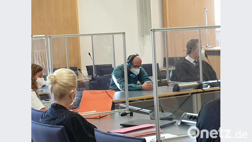 Der Angeklagte blickte im Gerichtssaal meist nach unten. Der 56-jährige gelernte Koch soll seine Frau aus Eifersucht ermordet haben. Um die Simultan-Übersetzung eines Dolmetschers zu hören, trug der gebürtige Mazedonier Kopfhörer. Bild: gib