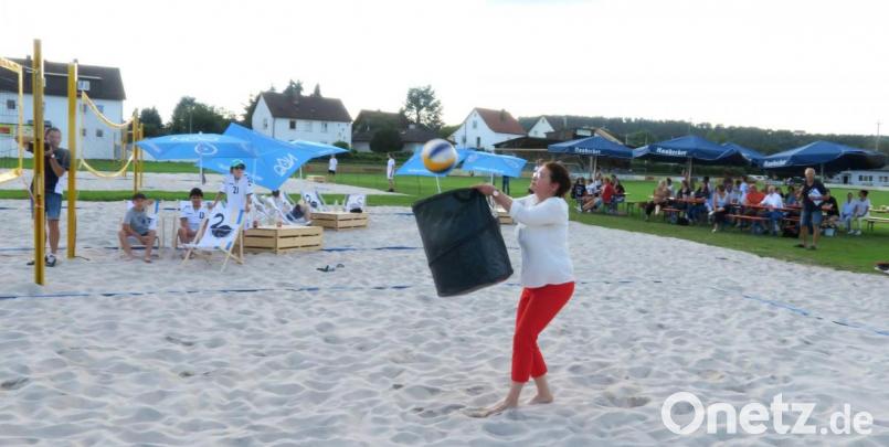 Bauunternehmerin Claudia Donhauser machte beim Geschicklichkeitsspiel anlässlich der Einweihung der neuen Beachvolleyballanlage auf dem Gelände des FC Schwandorf eine gute Figur. Bild: Hirsch