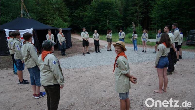 Ganz schön aufgeregt und voller Tatendrang waren die jüngsten Pfadfinder als sie in die knifflige Schnitzeljagd eingeweisen wurden, um sich für die nächste Altersstufe zu qualifizieren. Alle meisterten ihre Aufgabe mit Bravour. Bild: ads