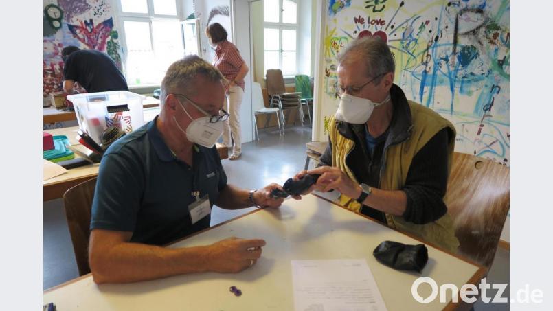 Herbert Kusche (links) gelang es, einen defekten Rasierapparat zu reparieren. Bild: jzk
