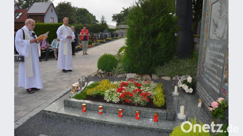 Vor dem Gottesdienst zum jüngsten Resl-Gebetstag fand ein Gebet beim Grab von Theres Neumann statt. Im Bild Pfarrseelsorger Pater Benedikt Leitmayr und Domvikar Christoph Wittmann (von links). Bild: jr
