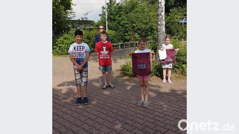 Die Gewinner des Messenger-Rätsels der BRK-Wasserwacht-Jugend Mitterteich: Yannik Hoyer, Jonas Schröder, Luisa König und Karolin Zrenner (von links) mit Jugendleiterin Nicole Wenisch (hinten). Bild: BRK Wasserwacht Mitterteich/exb