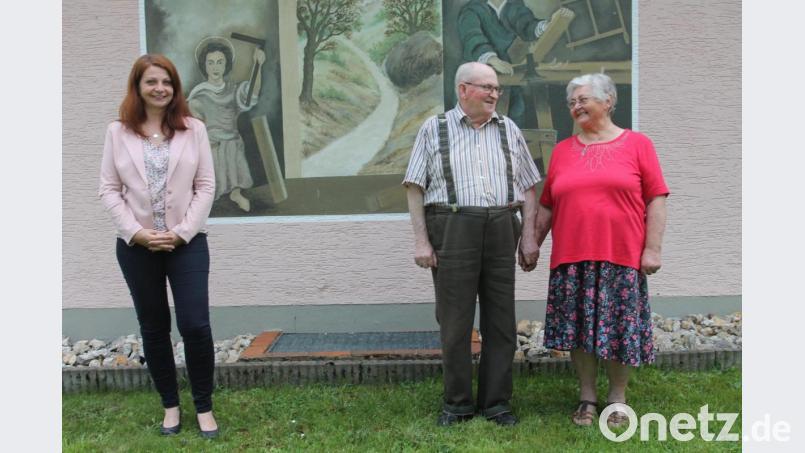 Monika und Willybald Lang freuen sich über die Glückwünsche von Bürgermeisterin Marina Hirnet. Bild: pi