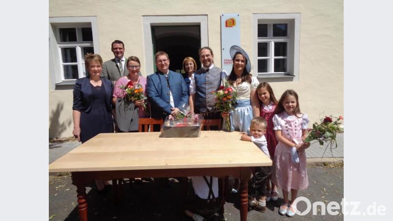 Bürgermeisterin Sonja Meier und Landrat Thomas Ebeling heißen die beiden neuen Ärzte und ihre Familien willkommen: Antje und Christian Ried, Mutter Gabriele Ried, Alexander und Juliane Ried mit ihren Kindern (von links). Bild: amö