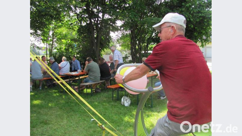 Einige Senioren nutzten die Gelegenheit und trainierten die Kalorien des vom VdK servierten Kuchen gleich wieder ab. Vorsitzende Carola Brust hatte mit ihrem Team für Kaffee, Kuchen und Erfrischungsgetränke gesorgt. Bild: sei