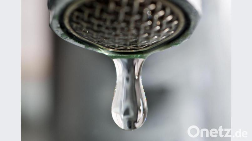 Seit Freitag müssen die Bürger im Stadtgebiet Tirschenreuth und einigen umliegenden Ortsteilen ihr Leitungswasser abkochen. Grund ist eine bakterielle Belastung im Trinkwasser. Bild:  Patrick Pleul/dpa