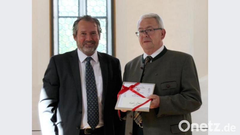 Der Kulturpreisträger der Stadt Nabburg 2020 heißt Karl Beer. Bürgermeister Frank Zeitler überreichte ihm am Freitag die Auszeichnung Bild:  Marko Pammer /exb