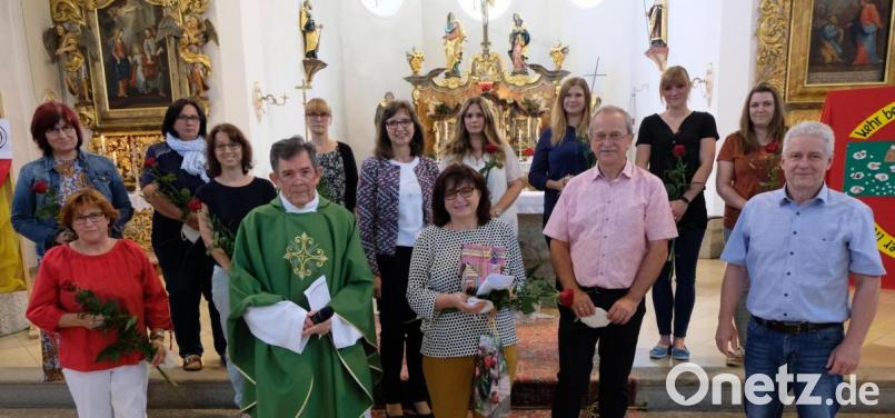 In einem Dankgottesdienst wurde die bisherige Leiterin des Kindergartens, Agnes Schwarzmeier verabschiedet. Vorne, von links: Christina Schaller, Pfarrer Max Früchtl, Elisabeth Lehner (mittlere Reihe), Agnes Schwarzmeier, Josef Rosner und Bürgermeister Robert Lindner. Bild: le