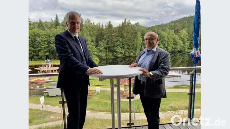 Der neue Wirt am Gaisweiher, Hans-Rudolf Hüttel (rechts), hat Bürgermeister Thomas Meiler seine Vorstellungen von einer künftigen Gastronomie in der Campinganlage geschildert. Bild: Eichl