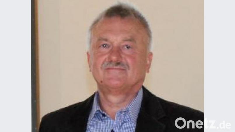 Seit Anfang der 90er Jahre engagiert sich Hans Prey beim TV 1880 Nabburg unter anderem als Jugendleiter, Jugendtrainer und Platzkassier. Am Freitag erhielt er von Bürgermeister Frank Zeitler das Ehrenzeichen für verdiente Vereinsmitglieder Bild: Marko Pammer /exb