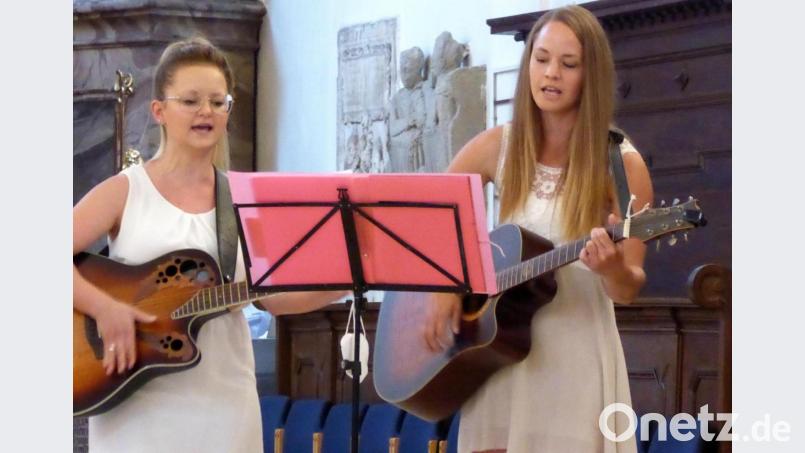 Marina (rechts) und Magdalena begleiten sich mit ihren Gitarren. Bild: fsb