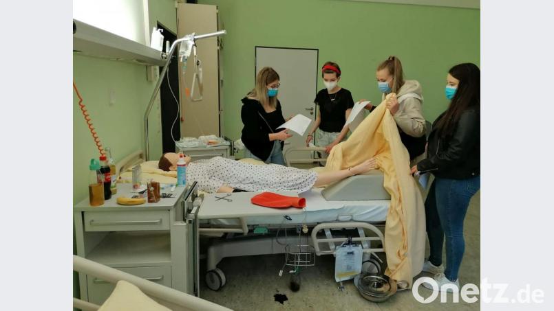 Auszubildende der Krankenpflegeschule am Klinikum Fichtelgebirge sowie interessierte Pflegekräfte und Lehrkräfte trainierten mit dem Projekt „Room of Horrors“ ihre Fähigkeiten, sicher und schnell Patientensicherheitsgefahren zu erkennen. Bild: Klinikum Fichtelgebirge/exb