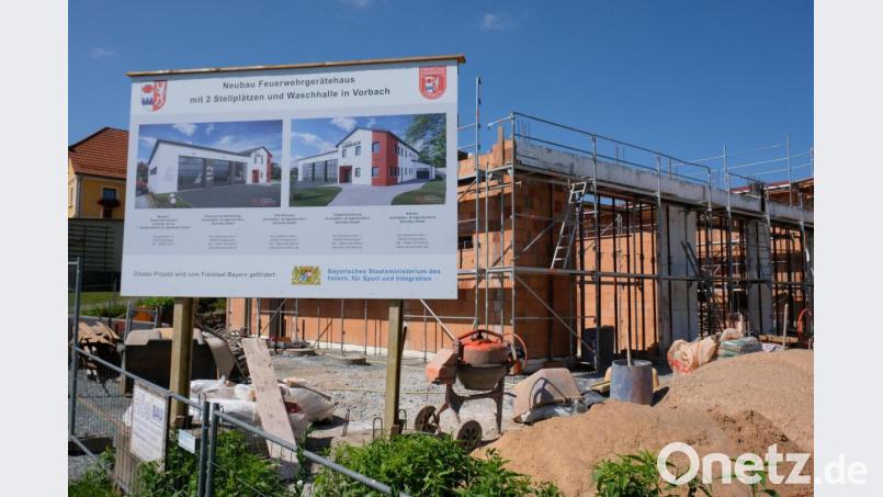 Der Rohbau des Feuerwehrhauses in Vorbach kommt gut voran. In der jüngsten Sitzung vergibt der Gemeinderat Aufträge speziell für den Innenausbau. Bild: do
