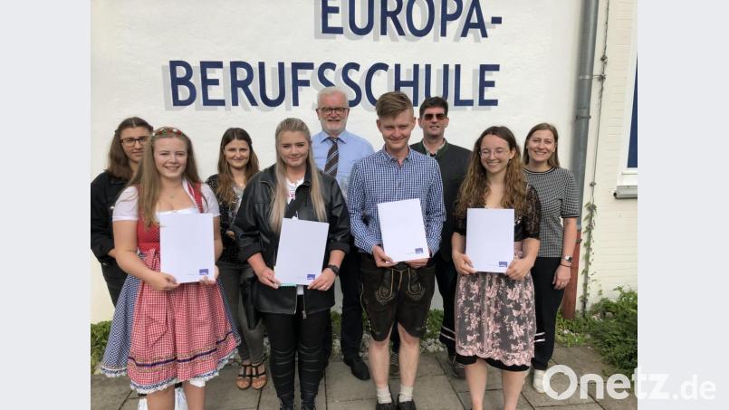 Fachabiturienten (erste Reihe und Erste von links in der zweiten Reihe) an der Europaberufsschule zusammen mit ihren Ausbildern. Bild: Heibl/ Europaberufsschule