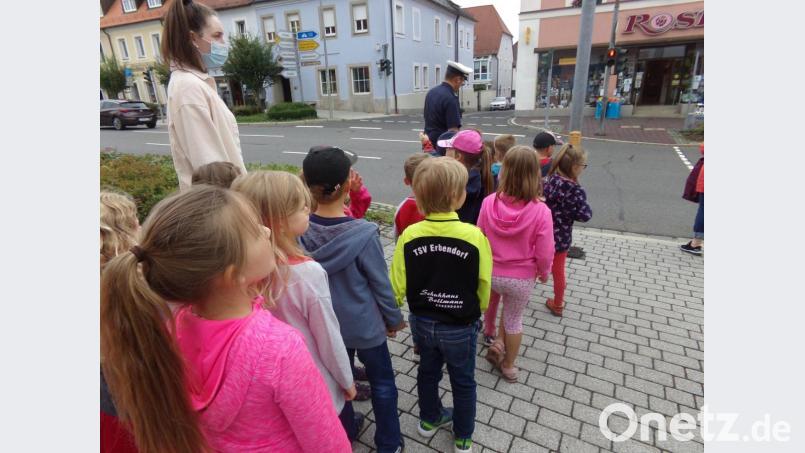 Mehrmals umrundeten die Vorschulkinder die Ampelkreuzung in Erbendorf. Bei Rot stehen, bei Grün gehen - das sollte jetzt allen Kindern klar sein. Bild: fks